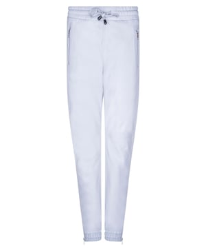 Dit is een stijlvolle variant op de geliefde joggingbroeken die sinds de jaren twintig als casual en comfortabel kledingstuk hebben gediend. Dit paar is gemaakt van eersteklas volnerf nappaleer, waardoor deze broek zacht aanvoelt en een gladde esthetiek heeft. Voor extra comfort hebben we een elastische tailleband met leren trekkoorden toegevoegd, zodat je de taille kunt aanpassen aan een pasvorm die bij je past, evenals ritsen bij de enkels voor extra ruimte als je die nodig hebt. Net als de originele joggingbroek is deze gemaakt voor gebruik tijdens het sporten, met zakken met ritssluiting voor veilige opslag tijdens het bewegen en een ademende, vochtafvoerende binnenvoering voor langdurig comfort.