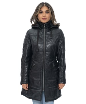 Manténgase abrigada y con estilo con nuestra parka de cuero con capucha para mujer. Confeccionada en piel de napa ultra suave, esta chaqueta ofrece una sensación lujosa y cómoda. Cuenta con dos bolsillos exteriores verticales en la cintura para mayor funcionalidad y estilo. La chaqueta presenta detalles acolchados, que añaden un toque de sofisticación a su diseño. El cuello alto proporciona una calidez adicional y un aspecto elegante, mientras que la capucha desmontable ofrece versatilidad para las condiciones climáticas cambiantes. Con cremalleras YKK, la chaqueta garantiza durabilidad y facilidad de uso. El acolchado aislante proporciona un excelente aislamiento para mantenerte abrigada durante los días más fríos. Salga con confianza con nuestra parka de cuero con capucha para mujer, una combinación perfecta de moda y funcionalidad. • Construcción de piel de napa ultra suave para una sensación lujosa • Dos bolsillos exteriores verticales en la cintura para mayor funcionalidad y estilo • Detalles acolchados para mayor sofisticación • Cuello alto para mayor calidez y un aspecto elegante • Capucha desmontable para mayor versatilidad en diferentes condiciones climáticas.