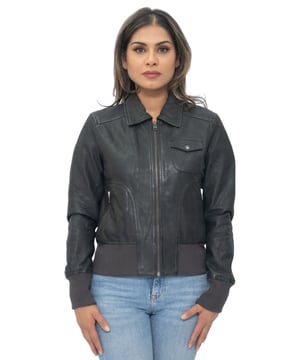 Mantén el estilo sin esfuerzo con nuestra chaqueta universitaria MA-1 con cuello de cuero para mujer. Esta chaqueta, confeccionada en piel de napa de cordero suave y flexible, ofrece un aspecto y un tacto lujosos. El acabado ligeramente fresado le da un aspecto mate moderno. La chaqueta tiene un cuello puntiagudo que añade un toque de sofisticación a tu atuendo. Con dos bolsillos exteriores en la cintura y un bolsillo de parche con solapa en el pecho, tienes amplias opciones de almacenamiento. Los puños y el dobladillo elásticos proporcionan un ajuste cómodo y ceñido. La chaqueta está disponible en cuatro colores versátiles, lo que te permite encontrar la combinación perfecta para tu estilo personal. Completa con cremalleras YKK, esta chaqueta combina durabilidad y funcionalidad, lo que la convierte en una incorporación imprescindible a tu guardarropa. • Piel de napa de cordero suave y flexible con un acabado mate ligeramente fresado • Cuello puntiagudo para un aspecto sofisticado • Dos bolsillos exteriores en la cintura y un bolsillo de parche con solapa en el pecho para un almacenamiento cómodo • Puños y dobladillo elásticos para un ajuste cómodo • Disponible en cuatro colores versátiles para adaptarse a tu estilo
