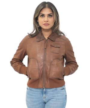 Bleiben Sie mühelos stilvoll mit unserer Damen-Unijacke MA-1 mit Lederkragen. Diese aus weichem und geschmeidigem Lammnappaleder gefertigte Jacke bietet ein luxuriöses Aussehen und Gefühl. Die leicht gefräste Oberfläche verleiht ihm eine trendige matte Optik. Die Jacke verfügt über einen spitzen Kragen, der Ihrem Outfit einen Hauch von Raffinesse verleiht. Mit zwei äußeren Hüfttaschen und einer aufgesetzten Pattentasche auf der Brust haben Sie reichlich Stauraum. Die elastischen Bündchen und der Saum sorgen für eine bequeme und passgenaue Passform. Die Jacke ist in vier vielseitigen Farben erhältlich, sodass Sie die perfekte Ergänzung zu Ihrem persönlichen Stil finden. Diese Jacke ist mit YKK-Reißverschlüssen ausgestattet und vereint Strapazierfähigkeit und Funktionalität, was sie zu einer unverzichtbaren Ergänzung Ihrer Garderobe macht. • Weiches und geschmeidiges Lammnappaleder mit leicht gewalktem, mattem Finish. • Spitzer Kragen für einen eleganten Look Farben passend zu Ihrem Stil