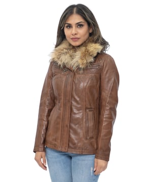 Manténgase abrigada y con estilo con nuestra chaqueta parka de cuero para mujer. Confeccionada en cuero napa flexible, esta chaqueta ofrece una sensación lujosa y cómoda. La chaqueta viene en dos colores atemporales, lo que le permite elegir el que mejor se adapte a su estilo. Cuenta con cremalleras YKK, lo que garantiza durabilidad y funcionalidad. El cuello embudo agrega un toque de elegancia y brinda protección adicional contra los elementos. Con dos bolsillos con cremallera en el pecho y dos bolsillos adicionales en la cintura, tiene mucho espacio de almacenamiento para sus elementos esenciales. El diseño de la parka ofrece versatilidad y estilo vanguardista, lo que la convierte en una opción perfecta para cualquier ocasión. • Cuero napa flexible para una sensación lujosa • Dos colores atemporales para elegir • Cremalleras YKK para durabilidad y funcionalidad • Cuello embudo para mayor elegancia y protección • Múltiples bolsillos para un almacenamiento conveniente.