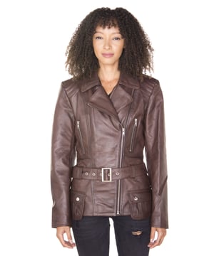 Esta chaqueta de motociclista se diferencia de otros estilos similares debido a su longitud extendida, lo que la hace perfecta para quienes buscan esa silueta icónica de motociclista pero prefieren chaquetas más largas. Esta elegante pieza presenta las exuberantes solapas anchas con muescas y la cremallera YKK en ángulo que hicieron que el estilo de motociclista fuera tan reconocible. También hemos introducido un cinturón para agregar carácter y crear una apariencia cónica en la cintura que complementa la forma de su cuerpo. Para mayor practicidad, presentamos cremalleras en los bolsillos del pecho y en los puños para una mayor capacidad de ajuste, con bolsillos con solapa adicionales en la cintura. • 100% cuero napa ultra suave de primera calidad • Forro de mezcla de poliéster de primera calidad • Equipado con cierre de cremallera YKK descentrado y solapa ancha con muescas • Cuenta con 4 bolsillos exteriores y un cinturón ajustable