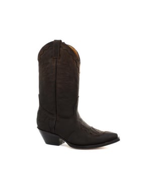 Este par de botas, que cuenta con cuero de primera calidad elaborado a mano en la parte superior marrón y en el forro interior, ofrece una gran cantidad de estilo y comodidad. Un patrón detallado de alta calidad está cosido en la parte superior y se introduce un tacón cubano apilado de 1,5” para complementar el diseño de la bota alta. Esta bota se fabricó con una unidad de suela patentada de Grinders, que se ha unido con calor a la vira mediante el método Goodyear, que es conocido por aumentar la resistencia de la bota y garantizar su durabilidad durante años. La suela también está equipada con un colchón de aire único que permite una mayor flexibilidad y que se suma a las cualidades duraderas de esta bota. • Parte superior de cuero negro aceitoso • Unidad de suela Goodyear Welted • Lujoso forro interior de cuero • Tacones de cuero apilados de 1,5” • Suelas de cuero • Fabricado en México