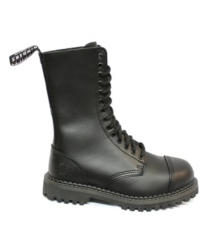 Las botas Herald tienen su origen en una larga línea de rangers británicos y comparten las características de diseño de las botas de salto que usan los paracaidistas estadounidenses. Este estilo es la versión actualizada de 2015 y cuenta con un cierre de cordones de 14 ojales para un ajuste seguro y relajado que se ve facilitado por una plantilla acolchada extraíble y fuertes presillas para un uso cómodo y facilidad para ponerse y quitarse estas botas. Esta bota es fuerte y resistente gracias a una suela de comando con colchón de aire resistente al aceite y gruesa que se ha soldado con el método Goodyear para una mayor durabilidad y está equipada con una puntera de acero para un uso más seguro. • Cierre de cordones Derby de 14 ojales • Parte superior resistente a la abrasión que está estampada con el logotipo de Grinders • La puntera está revestida de acero para una mayor protección • Suelas de comando con soldadura Goodyear (CS) • Parte superior de cuero