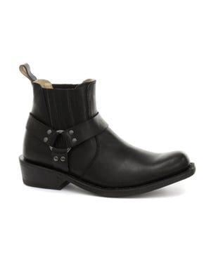Esta elegante bota de cuero tiene una silueta de pierna baja y presenta un diseño de arnés de tres piezas con detalles de tachuelas que envuelve la bota y está conectada por un anillo de metal. El diseño sin cordones de estos zapatos se ve mejorado por el uso de presillas de marca para calzar y refuerzos elásticos dobles cosidos en los lados que hacen que estas botas sean fáciles de poner y quitar. Para una calidad más duradera, la suela de esta bota está cosida con el método Goodyear, que es conocido por brindar resistencia y larga duración a los zapatos. • Botas de arnés de pierna baja • Suela cosida Goodyear • La parte superior del zapato está hecha de cuero de primera calidad • Cuenta con un forro de cuero suave • Suelas de goma • Fabricado en México