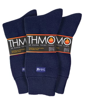 Wenn die Temperaturen sinken, brauchen Sie ein zuverlässiges Paar Thermosocken, die die Kunst, Ihre Füße warm und bequem zu halten, perfektioniert haben. Die Designer dieser THMO-Thermosocken für Männer haben Komfort und Wärme zu ihren Prioritäten gemacht. Die THMO Thermosocken wurden aus einem schweren Acrylgarn mit extremen thermischen Eigenschaften hergestellt. Sie sind auf der Innenseite doppelt gebürstet, um die Wärme zu maximieren, indem sie die warme Luft einschließen und nahe an den Füßen halten. Durch diese Bürstung wird die Innenseite der Socke weicher, so dass sie sich sowohl für den Einsatz in Innenräumen als auch für Aktivitäten im Freien eignet. Diese Thermosocken fühlen sich auch wie nahtlos an und haben eine saubere, handgekettelte Spitze. Der gerippte Bund am oberen Ende der Socke wurde so gestaltet, dass er sich den natürlichen Konturen Ihrer Beine anpasst. Dieses breite, weiche Oberteil bietet den ganzen Tag über Komfort und verringert die Gefahr, dass sich an Ihren Beinen unangenehme Einschnürungen bilden. Diese THMO-Thermosocken für Männer sind in verschiedenen Farben und in den Größen 6-11 UK, 39-45 Eur, 7-12 US erhältlich. Sie sind sicher in der Maschine waschbar.