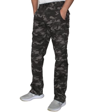 Presentamos los pantalones de combate camuflados para hombre de Kruze. Estos pantalones ofrecen un tiro medio y un ajuste holgado, con un ajuste de tope ajustable en los dobladillos. Encontrarás 2 bolsillos delanteros, 2 bolsillos traseros con botones y 2 bolsillos laterales con velcro para mantener todos tus esenciales al alcance. El cierre de cremallera asegura un uso fácil.