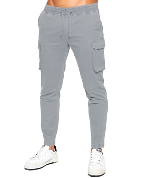 Pantalones cargo Enzo para hombre. Ajuste regular, pierna recta, lavado con enzimas. Diseño de 5 bolsillos. 2 bolsillos laterales, 2 bolsillos cargo con cierre de velcro. Bolsillo trasero único. Cintura elástica con cordón ajustable.