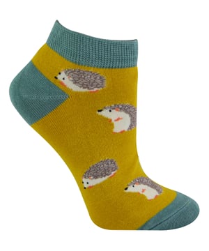 Ben je op zoek naar nieuwe sneakersokken voor de zomer, maar ben je de saaie effen kleuren zat? Nou, deze geweldige NieuwigheidBamboeTrainer Sokken zijn perfect als je graag dierendesigns aan je voeten draagt! Deze Miss Sparrow damessokken zijn een geweldig cadeau-idee voor iedereen die van schattige dieren houdt. Het zijn comfortabele en koele, superzachte bamboevezels en ze hebben een glad materiaal dat ademt. Ze zijn ook van nature hypoallergeen en antibacterieel. Deze sokken hebben een laag uitgesneden enkellengte, zodat ze subtiel in je schoenen passen. Ze zijn verkrijgbaar in 12 verschillende kleuren met 6 schattige schattige dierenpatronen, waaronder: schildpadden, konijnen, papegaaiduikers, worsthonden, honingbijen en egels. Miss Sparrow is trots op hun producten met de filosofie om je voeten fantastisch te laten voelen het hele jaar door. Of het nu hun chique en stijlvolle producten zijn, ze brengen je unieke, opwindende en modieuze accessoires, vol individualiteit om je het vertrouwen te geven jezelf te zijn. Deze sneakersokken zijn een set van 1 paar en gemaakt van 53% bamboe , 20% katoen, 19% polyester, 6% polyamide, 2% elastaan. Ze zijn verkrijgbaar in één maat voor dames: 37-42 EU en zijn machinewasbaar onder de 40. Niet chemisch reinigen. Niet strijken. Niet bleken.