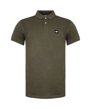 El Polo Barnum Khaki presenta un cuello de polo clásico y un tapete de tres botones, que ofrece un aspecto atemporal y sin esfuerzo. Hecho de tela de algodón de alta calidad, proporciona una sensación suave y transpirable, asegurando la máxima comodidad durante todo el día.

Su color caqui agrega un giro contemporáneo al diseño tradicional de la camisa del polo, por lo que es una pieza versátil que se puede vestir fácilmente hacia arriba o hacia abajo. Ya sea que salga a salir para un brunch relajado de fin de semana o una noche informal, este polo se combina sin esfuerzo en cualquier entorno.


Abrazando el espíritu de la marca de delincuentes de fin de semana, el Polo Barnum está adornado con sutiles acentos de marca. Un discreto logotipo de delincuente de fin de semana está bordado en el cofre, agregando un toque de autenticidad y encanto de ropa de calle al diseño general.


Con su ajuste a medida y su artesanía impecable, la camisa de polo Barnum Khaki ofrece una silueta favorecedora sin comprometer la comodidad. La atención al detalle se extiende a los puños del dobladillo y la manga, que están meticulosamente terminadas, mostrando el compromiso de la marca con la calidad.


Combina la camiseta Barnum Khaki con tus jeans o chinos favoritos para un aspecto relajado pero refinado. Su versatilidad permite un estilo sin esfuerzo, por lo que es una opción de referencia para varias ocasiones.


Ya sea que sea un entusiasta del delincuente de fin de semana o simplemente aprecie la ropa bien elaborada, la camisa de polo masculino de Barnum Khaki es una adición imprescindible a su guardarropa. Eleve su atuendo informal con esta pieza atemporal que exuda estilo, comodidad y un borde urbano.