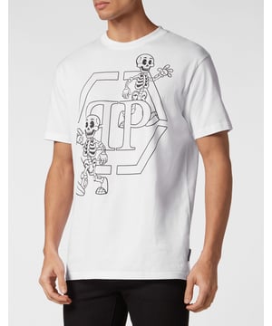 Verleihen Sie Ihren Outfits einen Hauch von Einzigartigkeit mit diesem exklusiven Baumwoll-T-Shirt. Sehen Sie sich die Details an.   Baumwoll-Jersey   Skelett- und Hexagon-Logo-Prints auf der Vorderseite   PP-Heaxgon auf Saffianleder-Patch auf der Passe aufgenäht   Rippenstrick am Halsausschnitt   Zwei-Nadel-Nähte