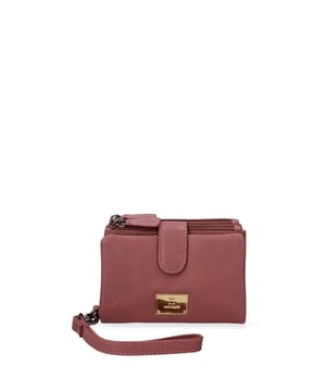 Cartera de mujer. El cierre es con botón de presión. Los bolsillos internos cuentan con tarjeteros y porta billetes con bolsillos con cremallera. Los bolsillos externos son uno en la espalda con cremallera. Falta la correa para el hombro. Falta el mango. Hay un compartimento interno. El material exterior es 100% Piel Auténtica. Internamente está forrado en piel auténtica. Medidas: 13,5x10x3 cm. Producto de moda