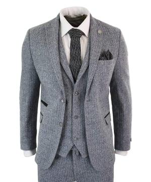 Mit diesem hochwertigen dreiteiligen Anzug aus grauem Tweed sehen Sie elegant, stilvoll und raffiniert aus. Dieser Retro-Tweed-Peaky-Blinders-Anzug ist ein Vintage-Design, das von den Shelby-Brüdern der Peaky Blinders-Gang getragen wurde. Er wurde aus einer luxuriösen grauen italienischen Wollmischung geschneidert und bietet eine wunderschön taillierte Passform zwischen Slim und Regular Fit, die leicht und bequem ist. Komplett mit Blazer, Weste und Hose sorgt dieser Anzug dafür, dass Sie überall, egal zu welchem ​​Anlass oder Event, stilvoll und elegant aussehen. Dieser Vintage-Tweed-Anzug ist eine langjährige Modeikone aus dem 19. Jahrhundert und eine perfekte Ergänzung für die Garderobe eines jeden Mannes, ein elegantes und raffiniertes Outfit, wann immer Sie das gewisse Extra an Stil und Klasse benötigen.