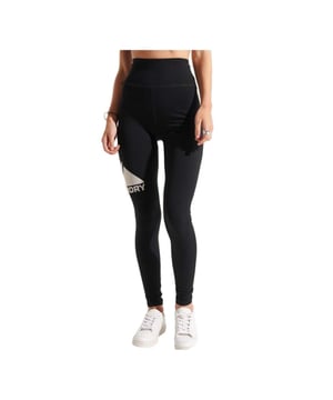 Leggings Superdry Mountain Sport Damen Schwarz Synthetik. Authentisches Kleidungsstück der Marke Superdry - Streetwear/Sportswear Design von Superdry - Superdry für modebewusste Frauen, perfekt für den Alltag - Der schwarze Superdry Leggings lassen sich ideal mit den restlichen Teilen Ihrer Garderobe kombinieren - Bequemer Synthetikstoff - klassisch - Mountain Sport -