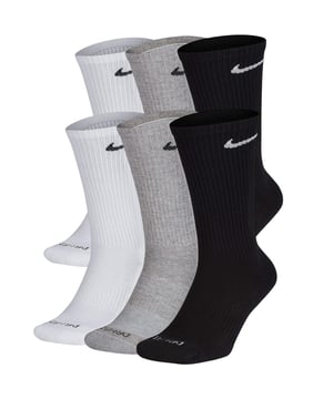 The Nike Everyday Plus Cushioned Socks bring comfort to your workout with extra cushioning under the heel and forefoot and a snug, supportive arch band. Sweat-wicking power and breathability up top help keep your feet dry and cool to help push you through that extra set.