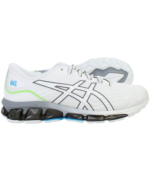 Erleben Sie 360 Grad Dämpfung und dynamische Performance mit den Asics Gel-Quantum 360 VII Herren Trainers. Entwickelt für energiegeladene Workouts und vielseitige Trainingseinheiten, kombinieren diese Trainers die durchgehende GEL®-Dämpfung mit reaktionsschneller Zwischensohlen-Technologie, um überlegenen Komfort und Stoßabsorption zu bieten. Das leichte, atmungsaktive Obermaterial sorgt für eine sichere, adaptive Passform, während die strapazierfähige Außensohle zuverlässigen Halt auf verschiedenen Oberflächen bietet.

Wesentliche Merkmale:
360 GEL® Dämpfungssystem:

Bietet allseitige Stoßabsorption vom Fersenbereich bis zu den Zehen und sorgt so für sanfte Übergänge und reduzierten Aufprall bei jedem Schritt.

Technisch fortschrittliches, atmungsaktives Obermaterial:

Hergestellt aus leichtem Mesh, das die Luftzirkulation fördert und sich an Ihren Fuß anpasst, um während intensiver Aktivitäten eine sichere, bequeme Passform zu gewährleisten.

Reaktionsschnelle Zwischensohlen-Technologie:

Optimiert für Energierückgabe, minimiert dieses Zwischensohlen-Design die Ermüdung, indem es einen dynamischen und effizienten Gang liefert.

Strapazierfähige Gummiaußensohle:

Entwickelt mit hochabriebfestem Gummi für verbesserte Traktion und Stabilität auf verschiedenen Oberflächen, unterstützt agile Bewegungen.

Modernes, vielseitiges Design:

Elegante Ästhetik kombiniert mit funktionaler Leistung macht diese Trainers ideal für sowohl anspruchsvolle Trainingseinheiten als auch für den täglichen Gebrauch.

Erhöhen Sie Ihr Workout-Erlebnis mit den Asics Gel-Quantum 360 VII Herren Trainers – wo innovative Dämpfung auf außergewöhnliche Unterstützung und Stil trifft.
