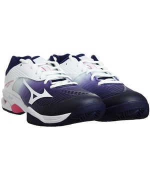 De Mizuno Wave Exceed Tour 3 CC Padel Dames Multicoloured Trainers zijn zorgvuldig ontworpen om te voldoen aan de eisen van padelspelers. Met een levendig veelkleurig ontwerp stralen deze sportschoenen zowel mode als functionaliteit uit op de baan. Mizuno's geavanceerde technologieën bieden samen met de lichtgewicht constructie de perfecte balans tussen comfort en prestaties voor vrouwelijke padelsporters.

Belangrijkste kenmerken:

 Mizuno Wave Technologie:  De trainers zijn uitgerust met Mizuno's Wave-technologie, die zorgt voor uitstekende demping en stabiliteit tijdens snelle bewegingen op de padelbaan.

 Padel-specifiek ontwerp: Deze trainers zijn op maat gemaakt voor padelspelers en bieden functies die wendbaarheid en ondersteuning verbeteren voor precieze acties op het veld.

 Duurzame materialen: Deze trainers zijn gemaakt van hoogwaardige materialen om de ontberingen van padelspel te doorstaan.

 Ademend bovenwerk: De trainers hebben een ademend bovenwerk dat zorgt voor goede ventilatie om je voeten koel en comfortabel te houden tijdens intense wedstrijden.

 Lichtgewicht: Ontworpen met lichtgewicht materialen, deze trainers minimaliseren bulkiness en vermoeidheid, waardoor je behendigheid behouden blijft tijdens je wedstrijd.

 Veilige pasvorm: De trainers hebben een vetersluiting, voor een veilige en aanpasbare pasvorm.
 Mizuno Merk: Als onderdeel van het gerenommeerde merk Mizuno staan deze sportschoenen voor kwaliteit en expertise in sportschoenen.

 Levendig Veelkleurig Ontwerp: Het levendige veelkleurige patroon van de sportschoenen voegt een stijlvolle en energieke look toe aan je padelkleding, waardoor je opvalt op het veld.
 
Verbeter je padelprestaties met de Mizuno Wave Exceed Tour 3 CC Padel Dames Multicoloured Trainers. Ervaar de ondersteuning en snelheid die nodig zijn om uit te blinken in het spel, terwijl je er dynamisch en modieus uitziet met deze topkwaliteit sportschoenen van Mizuno.