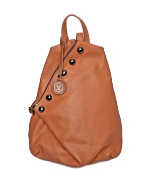 Mochila  
100% cuero de vaca  
Asa superior única  
Cierre superior con cremallera, se puede doblar con cierre magnético  
Bolsillo interior con cremallera  
Bolsillo trasero con cremallera  
Dos correas de hombro ajustables  
Dimensiones: 38x30x14 cm