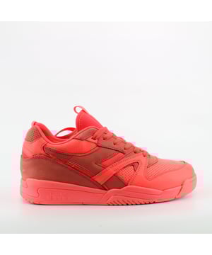 Paura D.Elite is de diadora herensportschoen gemaakt van een mix van eersteklas leer. Kenmerken zijn een lycra&neopreen sok met Craftsmanship as a rule print, de logo's van de twee merken (één op elke achterkant), plus Double Action technologie zichtbaar door de transparante zool. Drie verschillende kleuropties: wit/blauw (geïnspireerd op og-tinten), fluorood en geel.