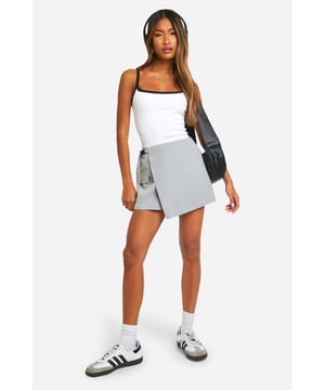 A pair of shorts that resemble a skirt...what more could a girl want? Designed to give you a bit more freedom while still looking cute, this skort is the perfect combination of style and practicality. From floaty skorts for summer days to white skorts perfect for showing off those bronzed pins, just team with chunky trainers and a crop top and your go-to off duty look is sorted. Summer styling has literally never been this easy. From trending cargo skorts to floaty printed options, shop it all on boohoo.Style: SkortsFabric: WovenLength: Short