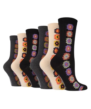 Experimenta la alegría y la felicidad a cada paso con el paquete múltiple de calcetines texturizados Wildfeet. Diseñados para añadir un poco de diversión a tus pies, estos calcetines son un complemento perfecto para cualquier armario. Ideales para la primavera y el verano, estos calcetines se convertirán en tus favoritos. Estos 6 paquetes ofrecen una variedad de diseños impresionantes que atraerán a todo el mundo. Cada par de calcetines está confeccionado con un material rico en algodón de alta calidad que proporciona un tacto suave y cómodo a la vez que permite que los pies respiren. Las finas fibras garantizan su durabilidad, por lo que estos calcetines perdurarán con el paso del tiempo. Tanto si vas elegante como informal, estos calcetines serán el complemento perfecto para tu atuendo. El pack es también una excelente opción para regalar, ya que cada par presenta un diseño diferente, lo que los hace perfectos para cualquier día de la semana. Desde diseños atrevidos y divertidos hasta estilos más sutiles y discretos, estos calcetines ofrecen algo para todos los gustos. Cada paquete contiene tres pares únicos de calcetines, que te permitirán combinar tu look y expresar tu estilo individual. Tanto si te gustan los estampados florales, los motivos de setas, los dibujos de estrellas o los diseños otoñales, estos 6 packs son perfectos para ti. Wild Feet es una gama de calcetines con diseños chulos, colores atrevidos y eslóganes extravagantes: ¡desde carlinos y pingüinos hasta leones y llamas! Elige entre una amplia gama de estilos para hombre y mujer, desde calcetines de vestir a calcetines deportivos. Incluso hay algunos estilos deportivos. Hay 4 diseños para elegir. Vienen en talla única para señora 4-8 UK, están hechos de 70% algodón, 28% poliéster, 2% elastán y son lavables a máquina.