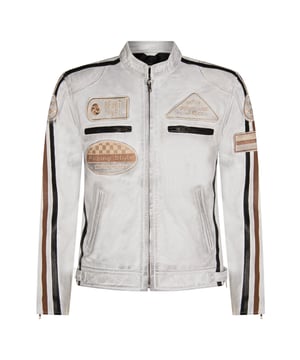 Afgewerkt met ons premium nappaleer en gedetailleerd met onze geborduurde vintage badges, hoeven raceliefhebbers niet verder te zoeken. De klassieke bikerstijl wordt naar een hoger niveau getild door de toevoeging van twee contrasterende racestrepen op de mouwen en een doordachte plaatsing van race-insignes om dit iconische kledingstuk te maken. Het jack blijft trouw aan zijn bikerroots met een klassieke korte kraag met tab en twee zakken met rits op de borst voor een traditionele look. Voor extra opbergruimte zijn er twee handzakken in de taille en nog eens twee compartimenten geïntegreerd in de voering, zodat deze jas even praktisch als stijlvol is. • 100% premium ultrazacht nappaleer. • Vier buiten- en twee binnenzakken • Racing-stijl strepen op elk van de mouwen van de jas • YKK-ritssluiting over de volledige lengte aan de voorkant • Geborduurde race-stijl badges op de voorkant en mouwen van de jas