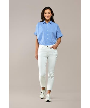 Maak kennis met de Utah denim broek, jouw nieuwe must-have! Deze witte 5-pocket slim-fit jeans combineert zowel stijl als comfort door de stevige ultra-stretch stof die zorgt voor een perfecte pasvorm. De hoge taille en de enkellange broekspijpen zorgen voor een vrouwelijke uitstraling. Het stretchdenim past zich moeiteloos aan je lichaam aan en biedt een maximaal draagcomfort. De gerafelde raw edge zoom en de subtiele distressed details aan de onderkant geven de jeans een stoere, eigentijdse look. Een uniek detail is het geborduurde ontwerp op de achterzak, geïnspireerd door Caroline Tensen’s tatoeage van twee duifjes die de eeuwige liefde symboliseren. Combineer de broek met een denimblouse of kies voor een geborduurde blouse zoals de Nottingham voor een complete look!