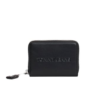 Portemonnaie Tommy Hilfiger Essential Damen Schwarz Polyurethan. Authentisches Taschenaccessoire der Marke Tommy Hilfiger - Streetwear/Sportswear-Design von Tommy Hilfiger - Tommy Hilfiger für Frauen, modisch und perfekt für den Alltag - Das schwarze Portemonnaie von Tommy Hilfiger lässt sich ideal mit dem Rest Ihrer Garderobe kombinieren - angenehmes Material aus Polyurethan - klassisch - Essential -