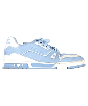 VINTAGE, UVP WIE NEU
Tauchen Sie ein in die Welt der Luxus-Sneaker mit den Louis Vuitton LV Trainern aus hellblauem und weißem Leder. Die runde Zehenkonstruktion sorgt für eine angenehme Passform, während der Schnürverschluss an der Oberseite eine klassische, sportliche Ästhetik bietet. Diese Trainer sind darauf ausgelegt, Streetwear nahtlos mit High-End-Mode zu verbinden und sind die perfekte Ergänzung für jede Garderobe.

Louis Vuitton LV Trainer aus hellblauem Leder
Zustand: gut
Abnutzungserscheinungen: Geringe Markierungen, leicht gebraucht, aber sehr gut gepflegt. Kleine Makel an den Sohlen und Faltenbildung, leichte Abschürfungen an Sohlen und Fersen.
Verpackung: Keine
Farbe: Blau | hellblau
Material: Leder
Größe: UK | 9 / US10
Maße: Absatzhöhe: 40; Innensohlenlänge: 320
SKU: NAPPUGBSH444072W
