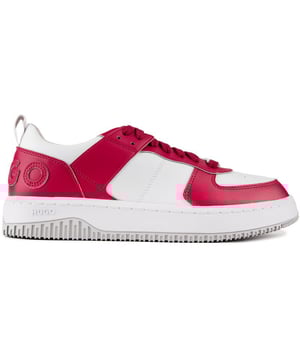 Presentamos las zapatillas bajas de HUGO, Kilian Hito, con su carácter de inspiración retro y su diseño de caña baja. La zapatilla de diseño combina comodidad, diseño y sencillez. Una versión moderna de una zapatilla de deporte tradicional, con una parte superior de material mixto de primera calidad blanca con detalles rojos y una gran marca distintiva.