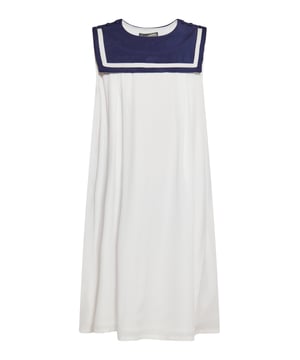 Dieses ärmellose Kleid mit halbrundem Ausschnitt wurde für kleine Fashionistas kreiert und versprüht dank kontrastierender Paspelierung und dezenter Rüschen einen maritimen Charme. Ein knielanges Kinderkleid mit ausgestelltem Design, perfekt für den Sommer. Dieses Produkt ist Teil der Kids-Kollektion.  Kleid