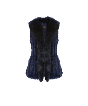 This hand knitted faux fur gilet is ideal to wear everyday. Its one size and casual pockets make it easy to wear, but add a luxurious finishing touch to any outfit.