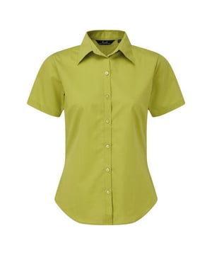 Zachte kraag styling. Afgeronde onderzijde. Uitgeruste styling met bustdarts en rugpijltjes. Easycare stof, korte mouwen. Geparelmoerde knoppen op lichtblauw en wit. Zelfkleurige knoppen op overige. Stof 65% Polyester, 35% Katoen. Gewicht 105 gsm.