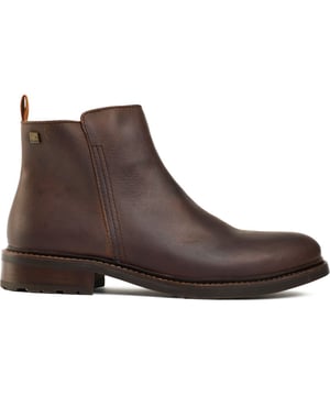Preséntese con estilo con los exclusivos botines Mercury Inside Zip de RE.SOLE. Diseñados con una sofisticación moderna y sostenible en mente, estos botines son el epítome de la artesanía y la elegancia, con una parte superior de cuero aceitoso y una suela de goma con agarre. La plantilla reciclada, los herrajes de metal sin níquel y el adhesivo a base de agua garantizan la sostenibilidad y la durabilidad sin comprometer la apariencia sobresaliente. Estos zapatos son perfectos para ocasiones elegantes e informales, con su diseño simple y versátil.