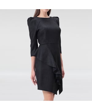 Ein Kleid mit einer originellen und schmeichelhaften Struktur aus doppeltem und bequemem Stretch-Wildleder. Skulpturales Volumen an den Schultern, tailliertes Mieder, breite Querrüsche am Rock. Ein auffälliges Stück mit geraffter Kante. Ein glamouröser und moderner Look, der sich sowohl für die Tages- als auch für die Abendgarderobe eignet.

Produkt-Details:
Form: tailliert
Länge: 88 cm
Unsichtbarer Reißverschluss hinten in der Mitte
Runder Halsausschnitt
3/4-Ärmel
Das Model misst 1m77 und trägt Größe 38