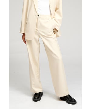 Hosen von TeeShoppen
Hier sehen Sie eine Hose in der Farbe Weiß. Brauchen Sie ein Oberteil, das zu dieser Hose passt? Sehen Sie sich unsere Herrenbekleidung an.

Welche Größe hat die Hose?
Die Hosen sind in den Größen XS, S, M, L und XL erhältlich. Die Größen sind für Frauen angepasst.

Über TeeShoppen
Preis und Qualität müssen nicht immer dasselbe sein, und das wollen wir mit unseren Produkten von TeeShoppen unterstreichen. Unser Sortiment besteht aus verschiedenen coolen Basic-Artikeln, die in jeden Kleiderschrank passen. Aber auch wenn die Kleidung einfach ist, haben wir keine Kompromisse bei der Qualität oder dem Design gemacht. Die Kleidungsstücke sind aus luxuriösen Materialien gefertigt, die angenehm zu tragen sind und sich für jede Gelegenheit stylen lassen. Sie sind auf der Suche nach zeitloser Kleidung für Männer und Frauen? Dann sind Sie bei uns genau richtig. Bei TeeShoppen zahlen Sie nicht für teure Marken und Kosten, sondern nur für Qualität und Service, der uns wichtig ist. Wir erweitern ständig unser Sortiment, so dass Sie bei uns immer die neueste Mode kaufen können.