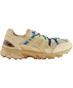 Stap in stijl en prestaties met de Asics x A.P.C Gel-Sonoma 15-50 Beige Trainers voor heren, een samenwerking die de technische expertise van Asics combineert met de minimalistische en verfijnde esthetiek van A.P.C.

Belangrijkste Kenmerken:

Samenwerkingsontwerp: Asics werkt vaak samen met mode merken zoals A.P.C om unieke en stijlvolle schoenen te creëren die functionaliteit combineren met hedendaagse mode.

Gel-technologie: Verwacht de integratie van Asics' Gel dempingstechnologie, die responsieve en schokabsorberende comfort biedt voor een soepele rit.

Erfgoed van de Sonoma-serie: De Gel-Sonoma-serie staat bekend om zijn trail-running erfgoed, met duurzame buitenzolen en robuuste ontwerpen. De samenwerking kan echter modebewuste elementen introduceren.

Premium Materialen: Samenwerkingen omvatten vaak het gebruik van premium materialen, wat zorgt voor zowel stijl als kwaliteit in de constructie van de trainers.

Trail-geïnspireerde tractie: De Gel-Sonoma-serie bevat doorgaans buitenzolen met een looppatroon geïnspireerd op trailrunning, wat betrouwbare grip biedt op verschillende oppervlakken.

A.P.C's Minimalistische Touch: A.P.C staat bekend om zijn minimalistische en strakke ontwerpen. De samenwerking kan deze ontwerpprincipes integreren in de algehele esthetiek van de trainers.

Beperkte Oplage: Samenwerkingsuitgaves zijn vaak beperkte oplages, wat exclusiviteit aan het ontwerp toevoegt en ze tot gewilde verzamelobjecten maakt.