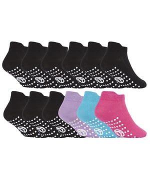 Wenn Sie auf der Suche nach dem perfekten Paar Sportsocken für Ihre Kinder sind, sind Sie hier genau richtig. Diese Trainersocken wurden speziell für den Komfort von Kindern entwickelt und sind ideal für alle Arten von sportlichen Aktivitäten in der Halle und im Freien. Diese Socken für Kinder sind so konzipiert, dass sie unter den Turnschuhen getragen werden können, um sie frisch und bequem zu halten. Das leichte Material besteht aus baumwollreichen Fasern und ist weich und atmungsaktiv. Diese niedrig geschnittenen Socken sind die idealen Sportsocken für Indoor-Aktivitäten wie Springen oder Gymnastik, aber auch für Sportspiele im Freien. Sie sind mit atmungsaktiven Mesh-Einsätzen ausgestattet, die dafür sorgen, dass die Füße den ganzen Tag über bequem und trocken bleiben, während die rutschfesten Gripper zusätzlichen Halt bieten, um sicherzustellen, dass Ihre Füße nicht in oder aus den Turnschuhen rutschen. Die Socken sind aus leichtem Gewebe mit Mesh-Stützung für das Fußgewölbe gefertigt, um den Füßen Ihrer Kinder die ultimative Unterstützung zu geben, die sie brauchen. Die Socken sind außerdem mit einer Fersenlasche ausgestattet, damit sie den ganzen Tag lang halten, egal, welchen Sport sie gerade ausüben. Diese Socken werden in 12 Paar geliefert, bestehen aus 65% Baumwolle, 30% Polyester, 5% Elastan und sind in 4 Kindergrößen erhältlich: 2-3 Jahre, 4-6 Jahre, 7-10 Jahre, 11-14 Jahre. Sie sind sicher in der Maschine waschbar.