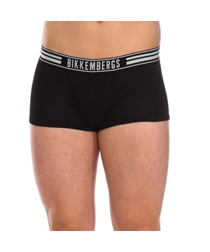 Boxer Mode Stripes von Bikkembergs.
 Farbe Schwarz.
 Elastischer Gummibund, auf der Vorderseite ist der Name der Firma eingestickt.
 Bequemer und atmungsaktiver Stoff.
 Anatomische Front, mit der Fähigkeit zu halten, ohne zu quetschen.
 Nähte im Ton gesehen.

 Zusammensetzung: 95% Baumwolle, 5% Elasthan

 Pflege:
 -Bei maximaler Temperatur waschen. 40ºC.
 -Keine Bleichmittel verwenden.
 -Unterstützt chemische Reinigung.
 -Erlaubt die Verwendung eines Trockners.
 -Bügeln bei maximaler Temperatur. 130ºC.
 Zusammensetzung: 95% Baumwolle, 5% Elastan
 Pflege:
Pflege:
 -Waschen bei max. 40ºC.
 -Keine Bleichmittel verwenden.
 -Unterstützt chemische Reinigung.
 -Erlaubt die Verwendung eines Trockners.
 -Bügeln bei maximaler Temperatur. 130ºC.