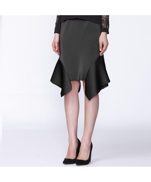 Dankzij zijn vloeiende satijnen stof biedt deze rok een zeer elegante lijn en een comfortabele slijtage. In de taille wordt het enigszins verbreedt van de heupen en vervolgens flares dankzij ruches. Kan worden gecombineerd met elke vorm van blouses, shirts, tops en is geschikt voor zowel dag als avond.
 
 Productdetails :
 Vorm: uitlooplopen - Tulp
 Lengte: 55 cm
 Onzichtbare rugzip