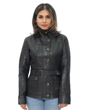 Diese schicke Jacke im Militärstil verfügt über einen hohen Trichterkragen, der für einen lässigeren Look geschlossen oder heruntergekrempelt werden kann. Die Vorderseite der Jacke ist mit einem Druckknopfverschluss versehen, der vom Kragen bis unter den verstellbaren Hüftgurt führt. Der abnehmbare Gürtel erhöht den stilvollen Reiz dieser Jacke und unterstreicht die einzigartigen Eigenschaften des Stücks, während er gleichzeitig dazu beiträgt, ein schmal zulaufendes Erscheinungsbild zu schaffen, das sich der Form und Größe Ihres Körpers anpasst. Praktisch bleibt diese Jacke auch durch das Erscheinungsbild einer verdeckten Reißverschlusstasche an der Brust sowie zwei mit Knöpfen gesicherte Pattentaschen an der Taille, wobei zusätzliche Knöpfe und Reißverschlüsse an den Manschetten angebracht sind, damit Sie den Ärmel nach Ihren Wünschen anpassen können. • 100 % hochwertiges, ultraweiches Nappaleder • Schmale Passform mit verstellbarem Hüftgurt • Ausgestattet mit einem Druckknopfverschluss und hohem Trichterkragen • Verfügt über eine Mischung aus Patten- und Reißverschlusstaschen an der Außenseite