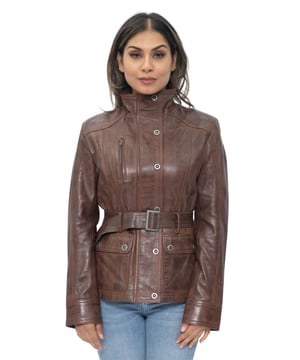Diese schicke Jacke im Militärstil verfügt über einen hohen Trichterkragen, der für einen lässigeren Look geschlossen oder heruntergekrempelt werden kann. Die Vorderseite der Jacke ist mit einem Druckknopfverschluss versehen, der vom Kragen bis unter den verstellbaren Hüftgurt führt. Der abnehmbare Gürtel erhöht den stilvollen Reiz dieser Jacke und unterstreicht die einzigartigen Eigenschaften des Stücks, während er gleichzeitig dazu beiträgt, ein schmal zulaufendes Erscheinungsbild zu schaffen, das sich der Form und Größe Ihres Körpers anpasst. Praktisch bleibt diese Jacke auch durch das Erscheinungsbild einer verdeckten Reißverschlusstasche an der Brust sowie zwei mit Knöpfen gesicherte Pattentaschen an der Taille, wobei zusätzliche Knöpfe und Reißverschlüsse an den Manschetten angebracht sind, damit Sie den Ärmel nach Ihren Wünschen anpassen können. • 100 % hochwertiges, ultraweiches Nappaleder • Schmale Passform mit verstellbarem Hüftgurt • Ausgestattet mit einem Druckknopfverschluss und hohem Trichterkragen • Verfügt über eine Mischung aus Patten- und Reißverschlusstaschen an der Außenseite