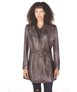 Presentamos esta chaqueta en un largo de ¾ para un estilo sofisticado que combina bien con el lazo ajustable en la cintura contemporáneo para crear una prenda elegante que se puede usar en todas las estaciones. Esta chaqueta aparece en un estilo de gabardina tradicional con un acabado cruzado que se puede abrochar con tres botones o dejar abierto para un estilo más relajado. El motivo de corbata de cuero se sostiene con la apariencia de dos correas de corbata adicionales en los puños que le dan a esta prenda su propio sentido de carácter elegante y único, pero que también le permiten ajustar los puños para mantenerse cómodo. • 100% cuero napa ultra suave de primera calidad • Cuenta con un lazo de cuero en la cintura, dos bolsillos sutiles en la cintura • Diseño cruzado con un cierre de tres botones que conduce a una solapa ancha con muescas