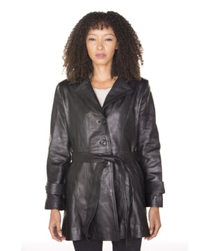 Presentamos esta chaqueta en un largo de ¾ para un estilo sofisticado que combina bien con el lazo ajustable en la cintura contemporáneo para crear una prenda elegante que se puede usar en todas las estaciones. Esta chaqueta aparece en un estilo de gabardina tradicional con un acabado cruzado que se puede abrochar con tres botones o dejar abierto para un estilo más relajado. El motivo de corbata de cuero se sostiene con la apariencia de dos correas de corbata adicionales en los puños que le dan a esta prenda su propio sentido de carácter elegante y único, pero que también le permiten ajustar los puños para mantenerse cómodo. • 100% cuero napa ultra suave de primera calidad • Cuenta con un lazo de cuero en la cintura, dos bolsillos sutiles en la cintura • Diseño cruzado con un cierre de tres botones que conduce a una solapa ancha con muescas