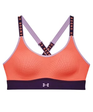 Sujeción y comodidad:  Los sujetadores deportivos Under Armour están diseñados para ofrecer varios niveles de sujeción, incluida una sujeción media adecuada para actividades como yoga, levantamiento de pesas o ciclismo.

 Material:   Estos sujetadores deportivos suelen estar fabricados con una mezcla de materiales de alto rendimiento, como poliéster y elastano, para ofrecer propiedades de evacuación de la humedad, transpirabilidad y elasticidad.

 Color y diseño:   La descripción "Orange Blocked" sugiere un diseño de bloques de color con el naranja como color destacado, que puede añadir un toque de estilo a tu ropa deportiva.

 Tirantes ajustables:   Algunos sujetadores deportivos Under Armour vienen con tirantes ajustables para un ajuste personalizado y cómodo.

 Almohadillas extraíbles:   Muchos sujetadores deportivos incorporan inserciones acolchadas extraíbles para una mayor cobertura y moldeado.

 Espalda deportiva o cruzada:   Dependiendo del estilo específico, puedes encontrar sujetadores deportivos con diseños racerback o crossback, que pueden proporcionar una mayor sujeción y libertad de movimiento.

 Banda inferior elástica:   Una banda elástica ayuda a mantener el sujetador en su sitio durante los entrenamientos.

 Evacuación de la humedad:   Under Armour es conocida por su tecnología de absorción de la humedad, que te ayuda a mantenerte seca al expulsar el sudor y la humedad de la piel.

 Logo Under Armour:   El logotipo de la marca suele aparecer en un lugar destacado, mostrando la calidad y el rendimiento del producto.

 Uso versátil:   Los sujetadores deportivos Under Armour están diseñados para diversas actividades, desde yoga de bajo impacto hasta running de alto impacto, ofreciendo flexibilidad en tu rutina de fitness.