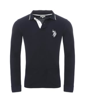 Langarm-Poloshirt
Erleben Sie zeitlosen Stil und außergewöhnlichen Komfort mit diesem hochwertigen und langlebigen Herren-Langarm-Poloshirt von U.S. Polo Assn. Das fachmännisch gefertigte Modell lässt sich mühelos mit Jeans, Anzügen oder Stoffhosen kombinieren und ist somit eine vielseitige Wahl für jeden Anlass.
Das hochwertig verarbeitete Hemd bietet erstklassige Qualität und hervorragenden Tragekomfort. Der weiche Strickstoff sorgt für Wärme und eine gemütliche Passform, während das ikonische U.S. Polo Assn. Logo auf der Brust verleiht einen Hauch von Eleganz und sportlicher Raffinesse.