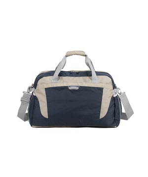 Bolsa de lona unisex. El cierre es con cremallera. Los bolsillos internos son bolsillos multifuncionales. Los bolsillos exteriores son dos frontales con cremallera y dos laterales abiertos. La bandolera es ajustable y extraíble en tejido. El asa es de tela. Hay un compartimento interno. El material exterior es poliéster. Internamente está forrado en poliéster. Medidas: 54x27x34 cm. Producto de moda