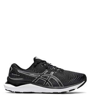 Erleben Sie unvergleichlichen Komfort und Halt mit den Asics Gel-Nimbus 25 Damen-Laufschuhen. Diese für Langstreckenläuferinnen entwickelten Schuhe verfügen über eine fortschrittliche Dämpfungstechnologie, die Stöße absorbiert und Ermüdungserscheinungen reduziert – für ein ruhiges, stabiles Laufgefühl, Kilometer für Kilometer. Das leichte, atmungsaktive Obermaterial und die adaptive Passform sorgen dafür, dass Ihre Füße kühl, sicher und bereit für jede Herausforderung bleiben, während die strapazierfähige Außensohle zuverlässigen Halt auf unterschiedlichen Oberflächen gewährleistet. Wichtige Merkmale: Verbesserte GEL-Dämpfung: Die fortschrittliche GEL-Technologie in Ferse und Vorfuß sorgt für außergewöhnliche Stoßdämpfung, reduziert die Belastung Ihrer Gelenke und erhöht den Gesamtkomfort. Reaktionsfreudige Zwischensohle: Die leichte, reaktionsfreudige Zwischensohle ermöglicht einen sanften Übergang vom Fersenauftritt zum Zehenabdruck und sorgt für eine hervorragende Energierückgabe, die Ihr Tempo unterstützt. Atmungsaktives Obermaterial: Das Obermaterial aus leistungsstarkem Mesh fördert eine optimale Luftzirkulation und hält Ihre Füße auch bei intensiven Läufen kühl und trocken. Adaptive Passform: Ein sicheres Schnürsystem sorgt für eine individuelle, bequeme Passform, die sich Ihrem Fuß anpasst und so für mehr Stabilität und weniger Rutschen sorgt. Strapazierfähige Außensohle: Die aus robustem Gummi gefertigte Außensohle bietet zuverlässigen Halt und Langlebigkeit auf unterschiedlichsten Oberflächen und sorgt so für konstante Leistung. Moderne Ästhetik: Das schlanke Design gepaart mit einer vielseitigen Farbpalette macht diese Schuhe stilvoll genug für Training und Freizeit. Steigern Sie Ihr Lauferlebnis mit den Asics Gel-Nimbus 25 Damen-Laufschuhen – modernste Dämpfung trifft auf überlegenes Design für Spitzenleistung bei jedem Schritt.