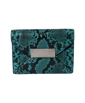 VINTAGE, UVP WIE NEU  
Diese prachtvolle Clutch stammt von Michael Kors. Sie ist aus grünem, schlangenlederprägtem Leder gefertigt und mit silberfarbenen Hardwareelementen verziert. Diese stilvolle Kreation eignet sich perfekt, um Ihren Partylook aufzupeppen!  
Michael Kors Schlangenlederprägung Clutch Bag aus grünem Leder  
Zustand: Sehr gut  
Abnutzungsspuren: leichte Abnutzung an der vorderen Hardware  
Material: Leder  
Farbe: Grün  
Größe: Einheitsgröße  
BREITE (MM) 40, LÄNGE (MM) 200, HÖHE (MM) 160  
SKU: 189259  
