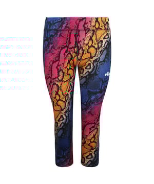 Mehrfarbige Capri-Leggings für Damen von Ellesse Massima – eine lebendige und stylishe Ergänzung Ihrer Activewear-Kollektion, die Ihrem Training und Ihren Athleisure-Looks Energie und Flair verleiht. Mit ihrem auffälligen mehrfarbigen Design, der bequemen Passform und dem sportlichen Charme heben die Massima Capri-Leggings von Ellesse Ihr Fitness- und Modebewusstsein auf das nächste Level. Wichtige Eigenschaften: Lebendiges mehrfarbiges Design: Die Capri-Leggings von Ellesse Massima verfügen über ein dynamisches und auffälliges mehrfarbiges Design, das Ihren Sport- und Freizeitoutfits einen Hauch von Farbe und Spannung verleiht. Farbvielfalt: Die verschiedenen Farben der Leggings ermöglichen ein vielseitiges Kombinieren mit verschiedenen Trainingsoberteilen und ergeben so ein abgestimmtes und stylishes Ensemble. Bequemer Stoff: Die Leggings sind aus bequemen und dehnbaren Materialien gefertigt, fühlen sich weich und flexibel auf der Haut an und sorgen so für Komfort beim Training und im Alltag. Sportlicher Appeal: Das sportliche Design der Leggings in Kombination mit den lebendigen Farben trägt zu ihrem energiegeladenen und athletischen Charme bei. Kultlogo: Das Ellesse-Logo ziert oft die Leggings und symbolisiert die Tradition der Marke im Sportbereich sowie ihr Qualitätsbewusstsein. Caprilänge: Das Capri-Design bietet einen trendigen und vielseitigen Look, der Ihre Sneaker oder Sportschuhe perfekt in Szene setzt. Feuchtigkeitsableitend: Viele Leggings sind feuchtigkeitsableitend, damit Sie auch bei intensiven Trainingseinheiten trocken und komfortabel bleiben. Elastischer Bund: Der elastische Bund sorgt für einen sicheren Sitz und verhindert, dass die Leggings bei Bewegungen verrutscht. Vielseitige Performance: Die Massima Capri-Leggings eignen sich für eine Reihe von Aktivitäten, von Yoga und Pilates bis hin zu Laufen und Cardio-Workouts.